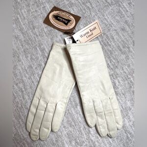 NWT Vintage Fownes Handcrafted Genuine Leather gloves 7.5 ivory dead stock lined
